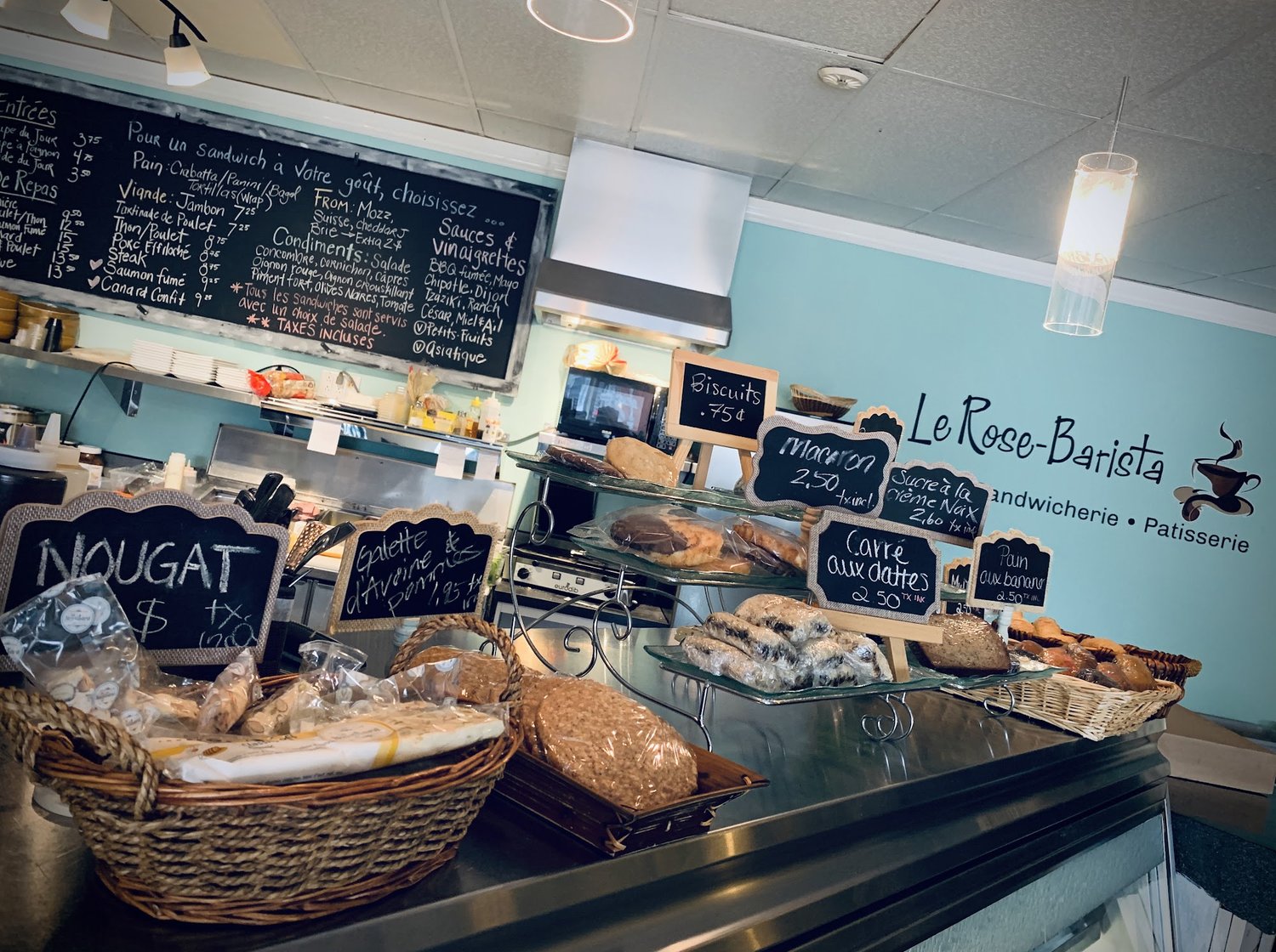 Le comptoir-vitrine du café et ses tableaux noirs écrits à la main