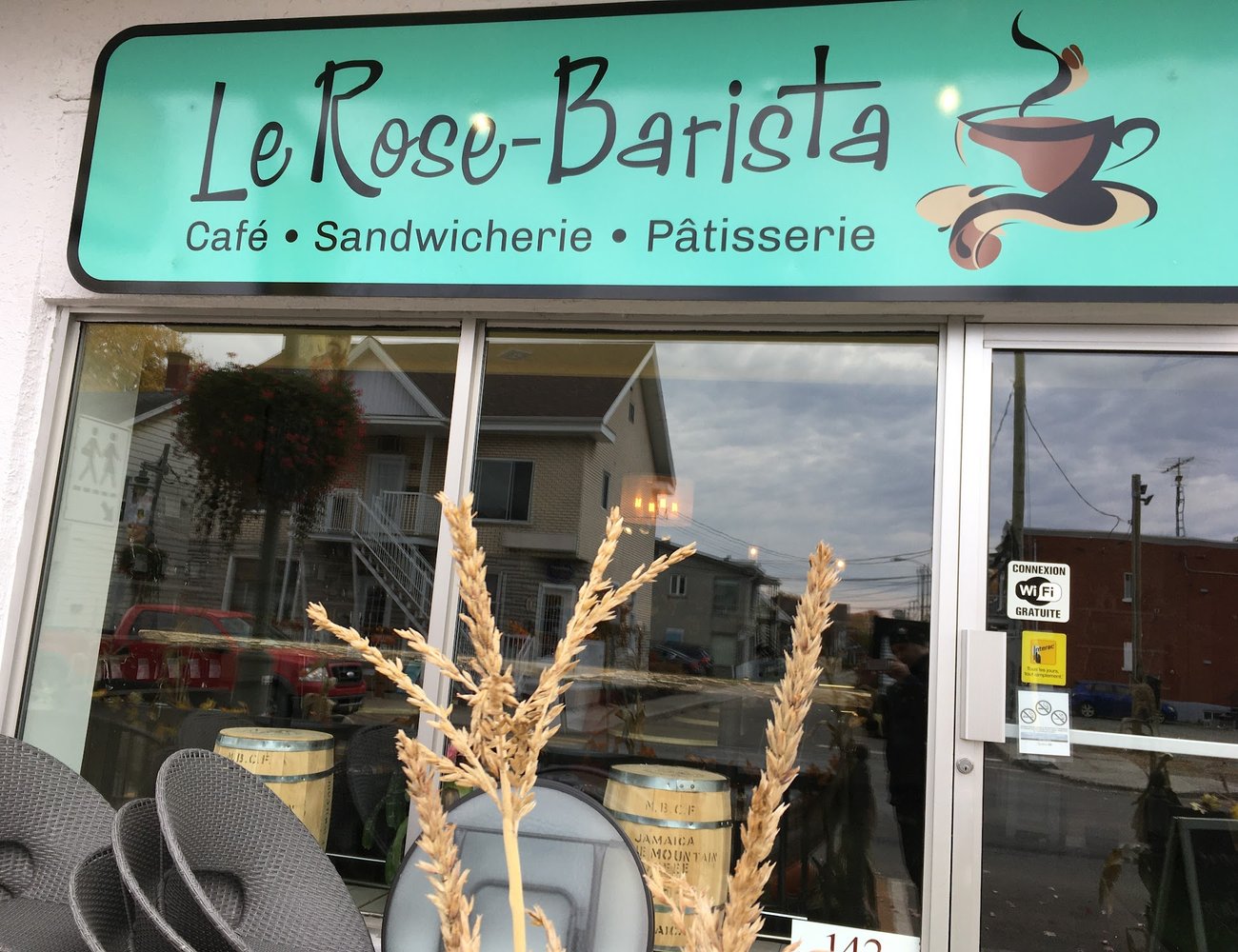 L'enseigne turquoise du Rose-Barista au-dessus de la porte du 142, avenue Saint-Laurent