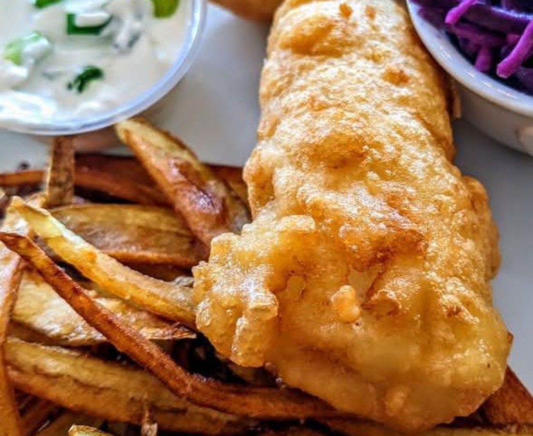 Un fish'n chips maison, frites coupées à la main et sauce tartare