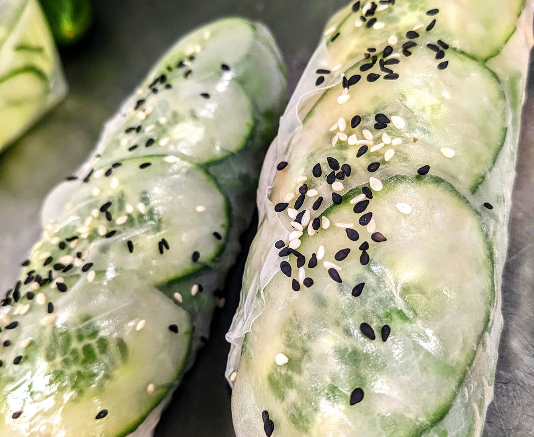 Des rouleaux de printemps au sésame, coupés en deux