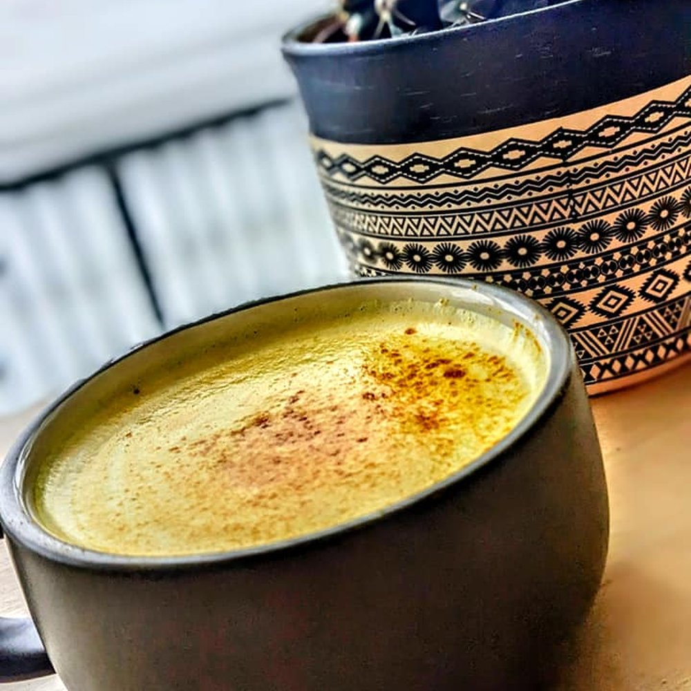 Un bol de velouté de maïs saupoudré d'épices